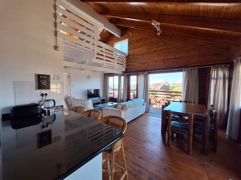 Seating area, Dining area, kitchen