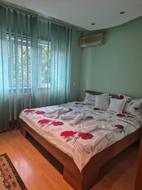 Bedroom, air conditioner