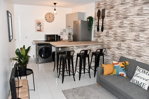 Kitchen or kitchenette, Living room, Seating area, Dining area, minibar, oven