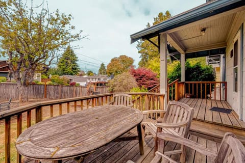 Property building, Patio, Spring, Day, Neighbourhood, Garden, View (from property/room), Balcony/Terrace, Dining area, Garden view