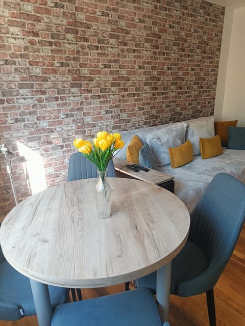 TV and multimedia, View (from property/room), Balcony/Terrace, Fitness centre/facilities, Decorative detail, Seating area, Evening entertainment, City view, Street view, Supermarket/grocery shop, hair dryier, internet, internet