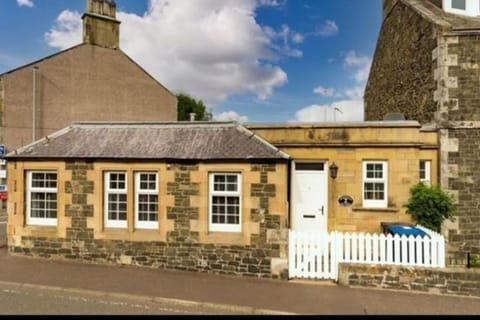 Crossways Cottage Quirky 2 bedroom cottage in Damdale, Central Peebles House in England