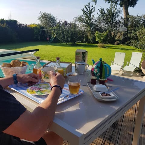 Chambre Hugues entre Caen et la mer avec piscine Bed and Breakfast in Normandy