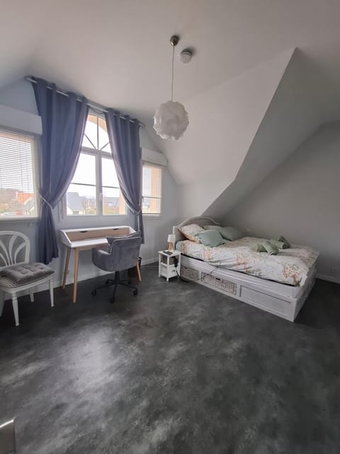 Chambre Hugues entre Caen et la mer avec piscine Bed and Breakfast in Normandy