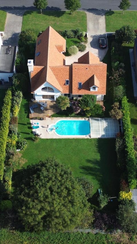 Chambre Hugues entre Caen et la mer avec piscine Bed and Breakfast in Normandy
