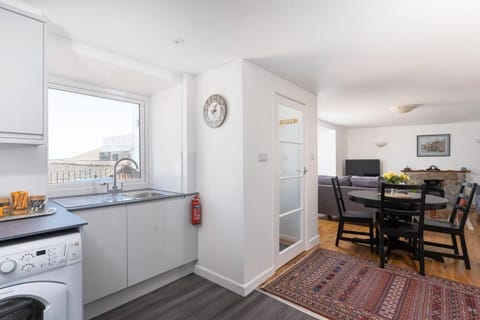 Kitchen or kitchenette, Living room, Dining area, washing machine