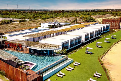 Property building, Day, Swimming pool