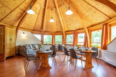 Communal lounge/ TV room, Living room, Banquet/Function facilities, Seating area, Dining area, Guests, Entertainment, internet, locker, locker, soundproof