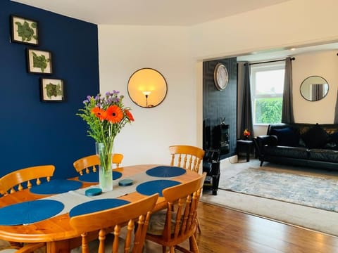 Chic 5 Bedroom House with Private Parking & Garden House in Bristol