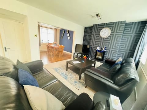 Chic 5 Bedroom House with Private Parking & Garden House in Bristol