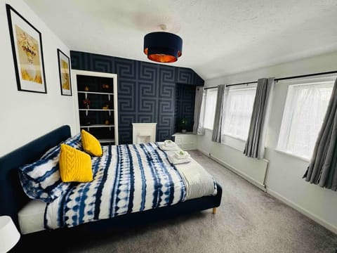 Chic 5 Bedroom House with Private Parking & Garden House in Bristol