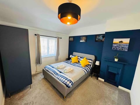 Chic 5 Bedroom House with Private Parking & Garden House in Bristol