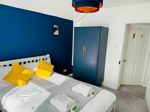 Chic 5 Bedroom House with Private Parking & Garden House in Bristol