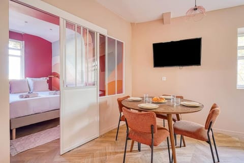 Bed, TV and multimedia, Living room, Dining area, Bedroom