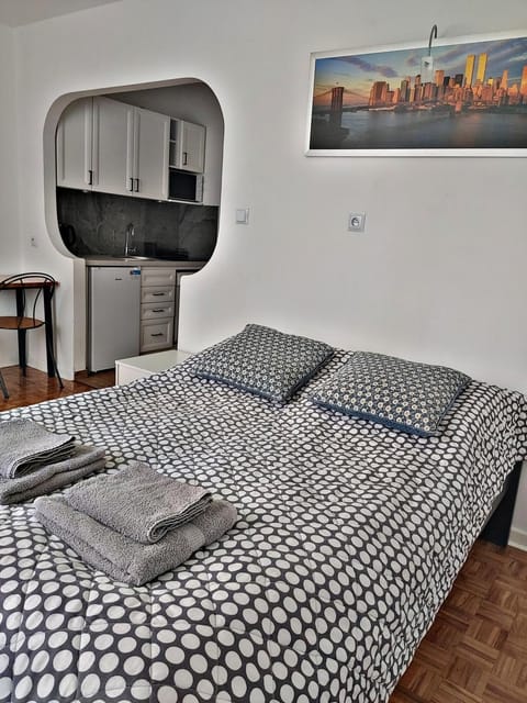 Bed, Photo of the whole room, Seating area, Bedroom