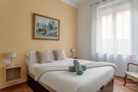 Photo of the whole room, Bedroom