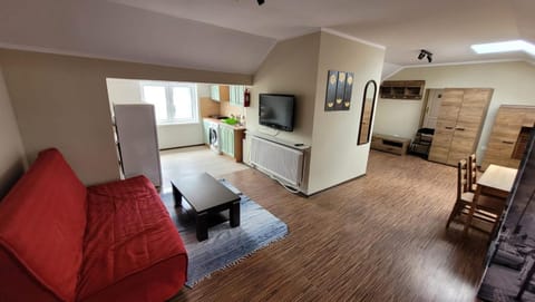 Communal lounge/ TV room, TV and multimedia, Kitchen or kitchenette, Living room, Photo of the whole room, Seating area, Evening entertainment, wardrobe