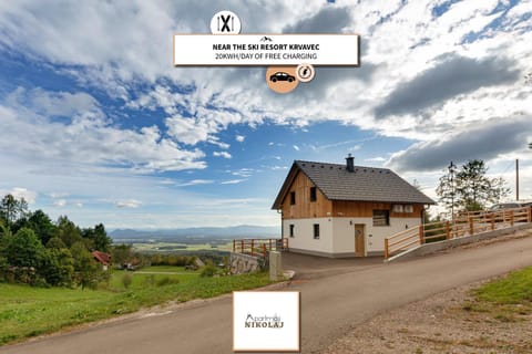 Property building, Nearby landmark, Day, Property logo or sign, Neighbourhood, Natural landscape, Logo/Certificate/Sign, Mountain view, Street view