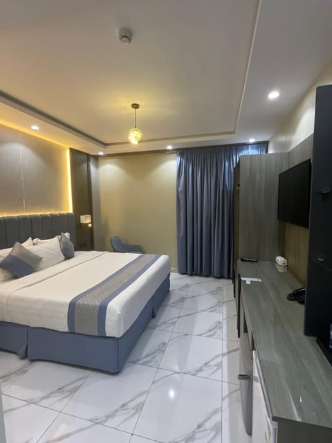 Bed, TV and multimedia, Photo of the whole room, Bedroom, wardrobe