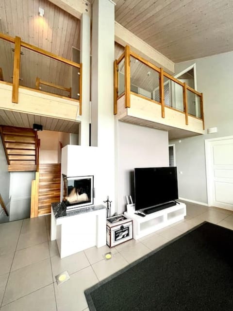 Communal lounge/ TV room, TV and multimedia, flat iron