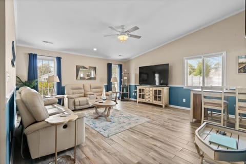 Communal lounge/ TV room, TV and multimedia, Living room, Seating area, Evening entertainment