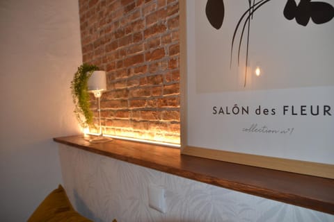 Photo of the whole room, Decorative detail