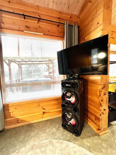 Communal lounge/ TV room, Karaoke, TV and multimedia, Evening entertainment