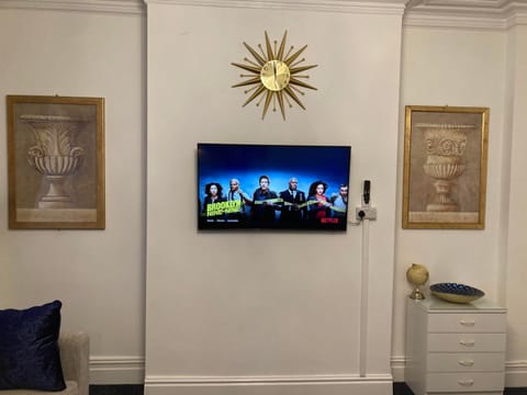 AGAPI APARTMENT - SEA VIEW SLEEPS TEN Apartment in Blackpool