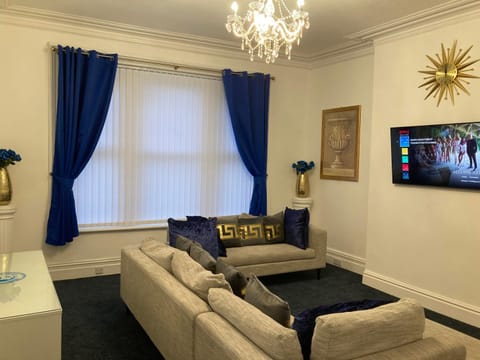 AGAPI APARTMENT - SEA VIEW SLEEPS TEN Apartment in Blackpool