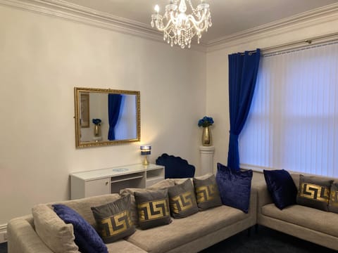 AGAPI APARTMENT - SEA VIEW SLEEPS TEN Apartment in Blackpool