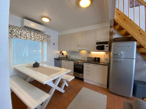 Kitchen or kitchenette, Dining area, dishwasher, minibar, pet friendly, stove, toaster