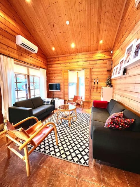 TV and multimedia, Living room, Seating area, air conditioner