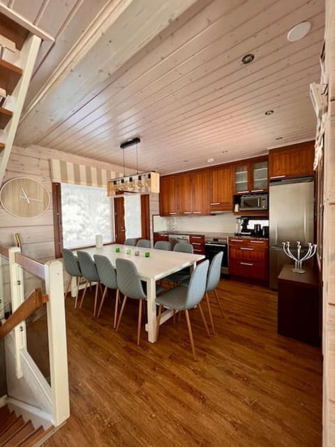 Kitchen or kitchenette, Seating area