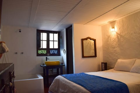 Bed, Photo of the whole room, hair dresser