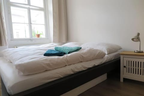 Bed, Bedroom, towels
