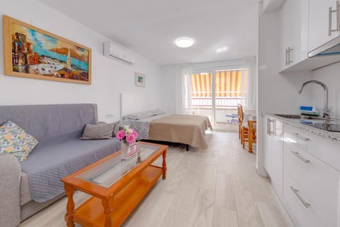 Bed, Kitchen or kitchenette, Photo of the whole room, Seating area, air conditioner
