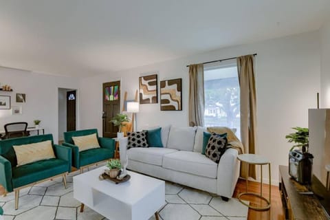 Beautiful - 4bd with Contemporary Interior House in Lincoln