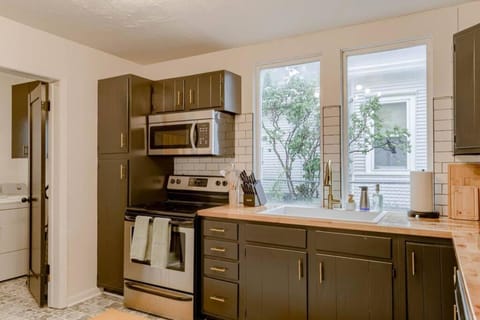 Beautiful - 4bd with Contemporary Interior House in Lincoln