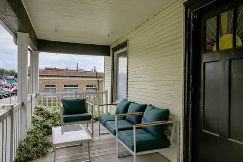 Beautiful - 4bd with Contemporary Interior House in Lincoln