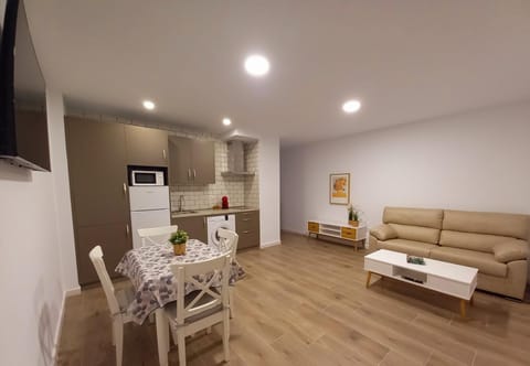 TV and multimedia, Kitchen or kitchenette, Living room, Dining area, minibar, stove