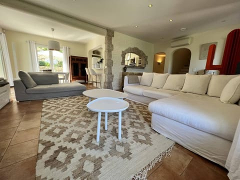 Villa de Luxe 4 Chambres avec Piscine Chauffée et Aménagements Haut de Gamme, La Croix-Valmer - FR-1-726-32 Villa in Gassin