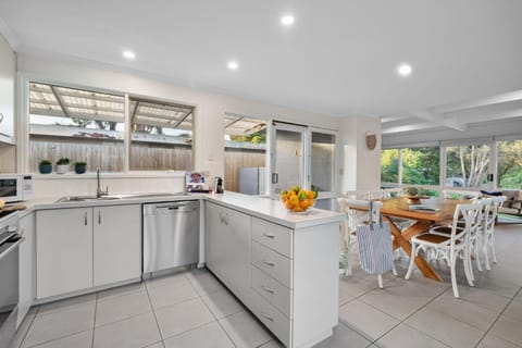 Kitchen or kitchenette, Dining area, dishwasher, oven, stove