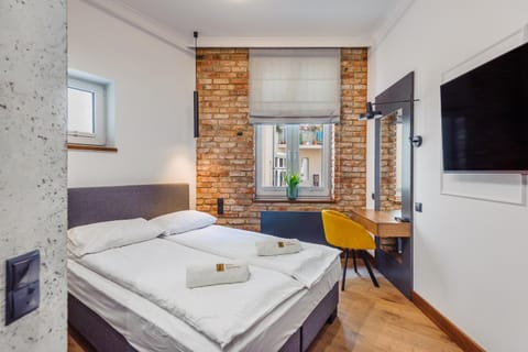 Bed, TV and multimedia, Photo of the whole room, Bedroom, towels