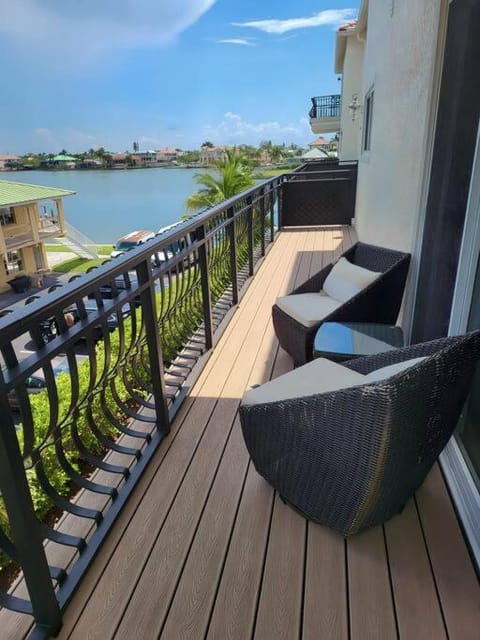 View (from property/room), Balcony/Terrace, River view