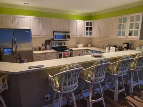 Kitchen or kitchenette, minibar, stove, toaster