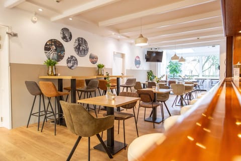 Restaurant/places to eat, Lounge or bar