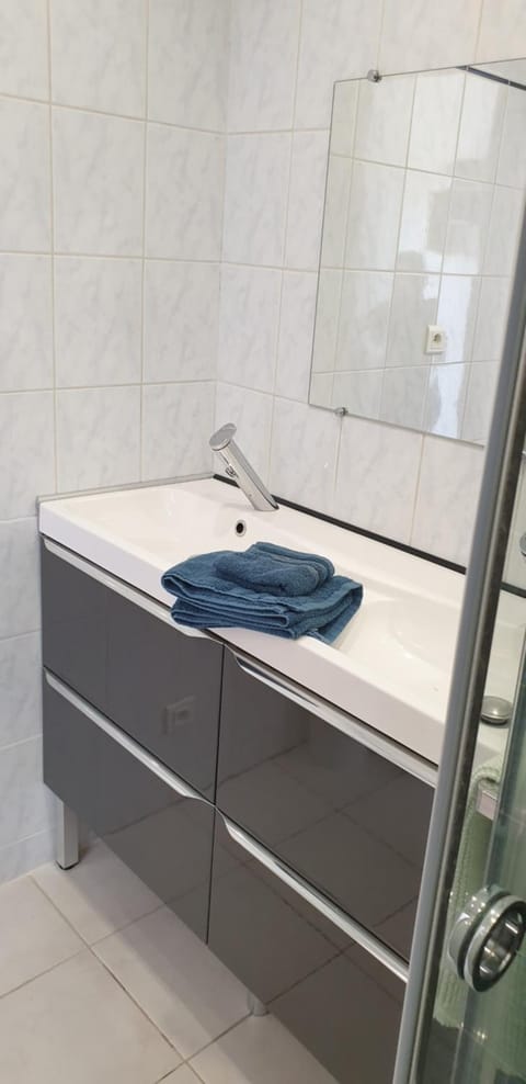 Shower, towels, towels