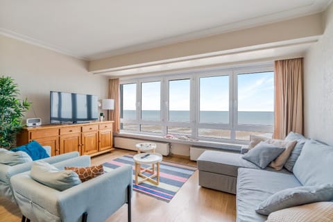TV and multimedia, Living room, Seating area, Sea view