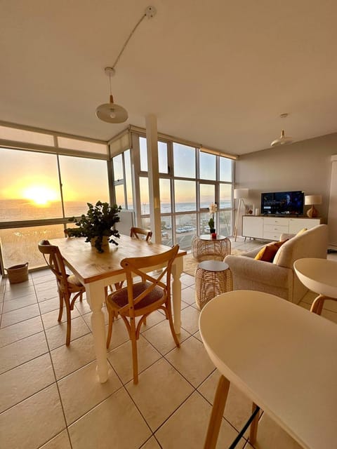 TV and multimedia, Seating area, Dining area, Sea view, Sunrise, Sunset