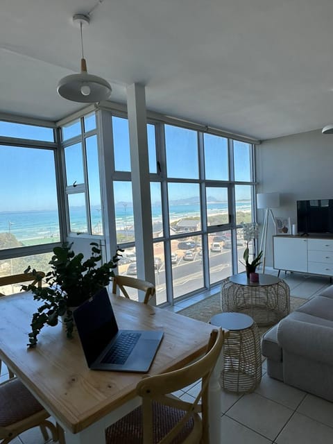 TV and multimedia, Seating area, Sea view, Sunset